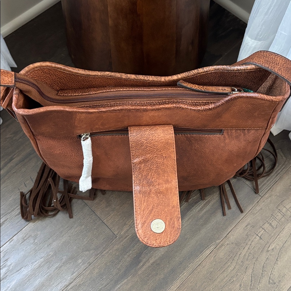 Ariat Betsy Shoulder Bag,distressed leather,fringe,snap top,concho, zip pocket - Picture 6 of 13